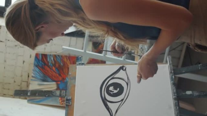 才华横溢的女艺术家用黑色油漆画眼睛