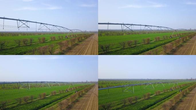 灌溉系统管道安装在耕田之间