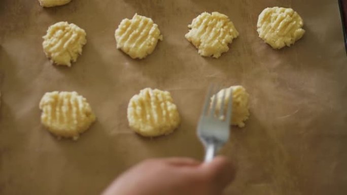 烘焙前加工椰子黄油饼干，小企业概念。