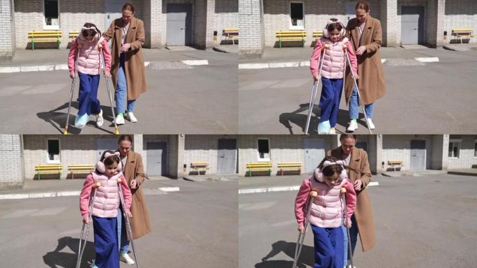 妈妈帮助女儿学会拄着拐杖走路。
