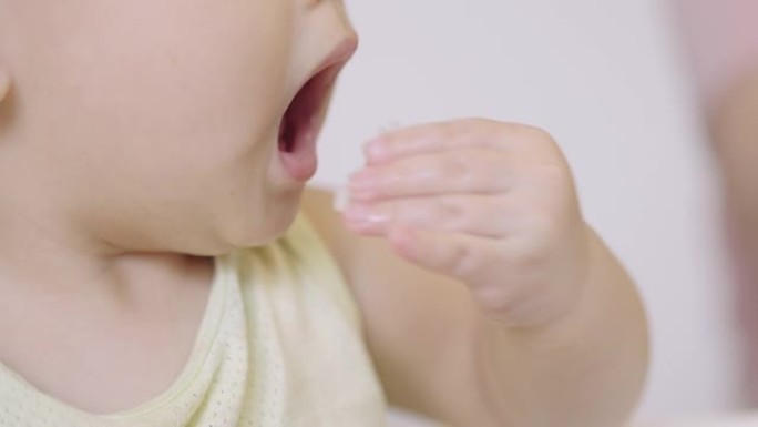 特写-可爱的小女孩用手吃玉米宝宝