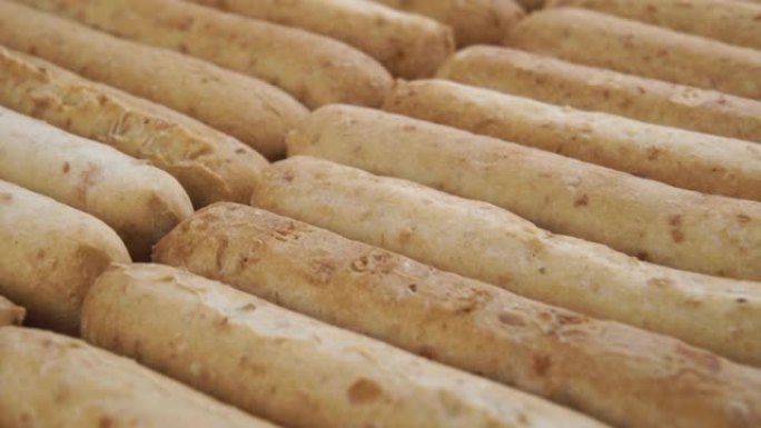 传统的脆皮面包棒，咸饼干被堆积起来特写