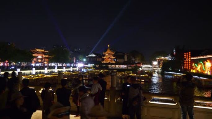 夜间照明南京市著名古城河旅游船坞拥挤桥全景4k中国