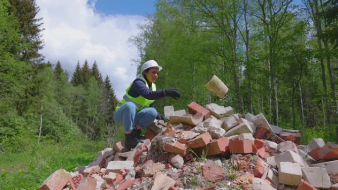 建筑垃圾堆上的女土木工程师