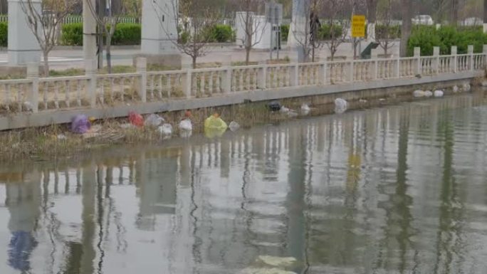 城市旁边被污染的河流。