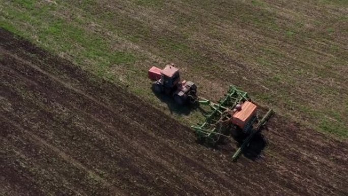 夏季清理农田杂草。具有自动转向系统的拖拉机。现代技术生产的概念。