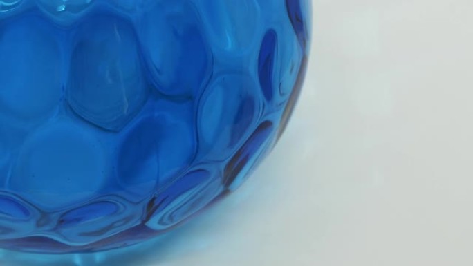 旋转蓝色玻璃蜂窝纹理水罐背景