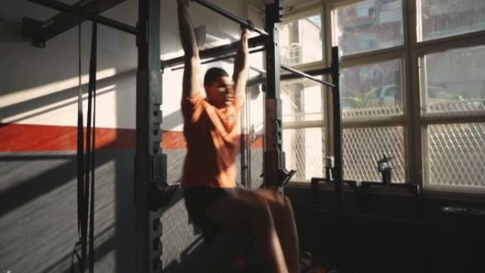 一个年轻的运动男子在健身房的单杠上锻炼
