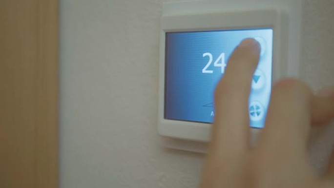 智能家居控制器设备，用于控制安全、照明和温度