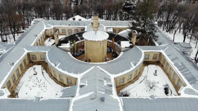 俄罗斯埃森图基-2020年1月10日: 冬季森林周围公园上尼古拉耶夫浴的4k空中景观