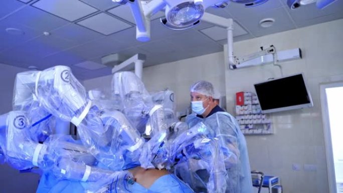 医疗机器人。医生使用机器人设备。涉及机器人的医疗操作。达芬奇手术系统的微创机器人手术。