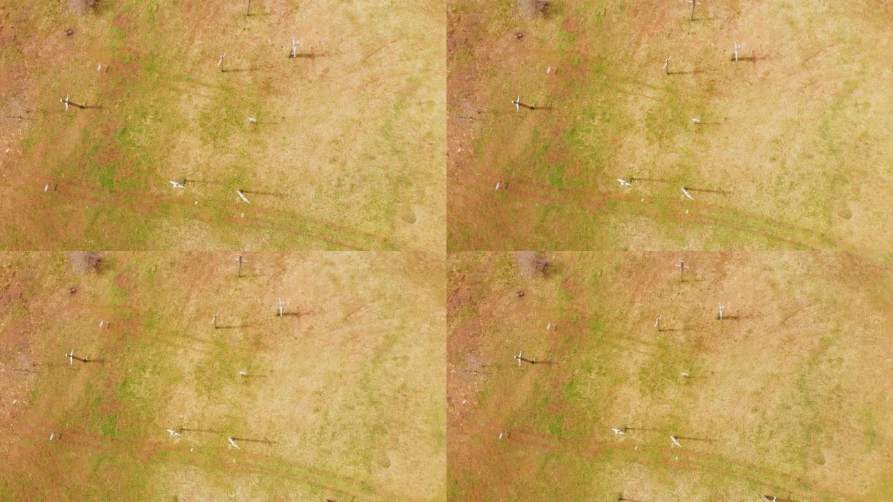 佐治亚州迪德戈里-4月17日，2021: 头顶露出绿色春天的草地，地上有金属剑。迪德戈里纪念纪念碑。