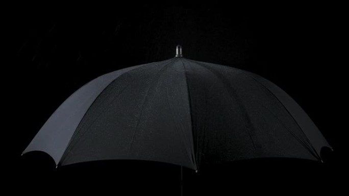 黑色雨伞和雨滴的慢动作视频