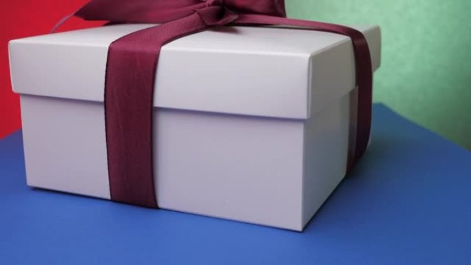 紫色丝带装饰周年礼物盒