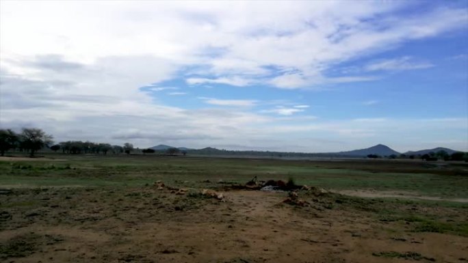在马拉维的一个水坑上，平移了清脆的蓝天白云的延时