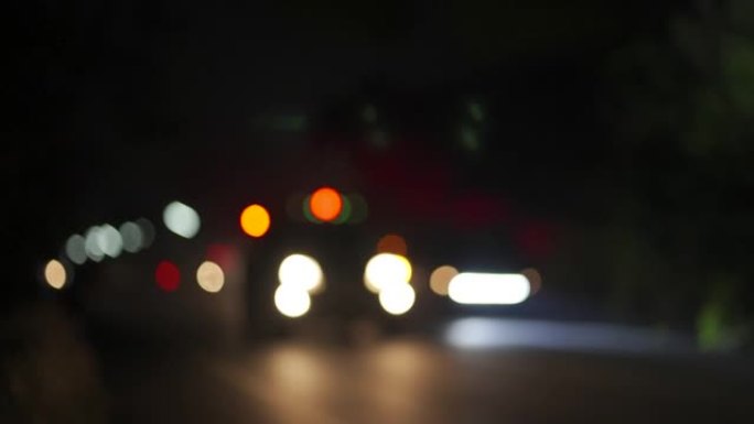 夜间救助灯背景模糊，汽车交通对道路事故的概念
