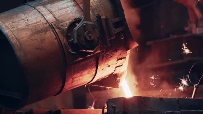 将熔融金属或铁从钢包浇铸到模具中的过程。钢铁铸造厂，重工业