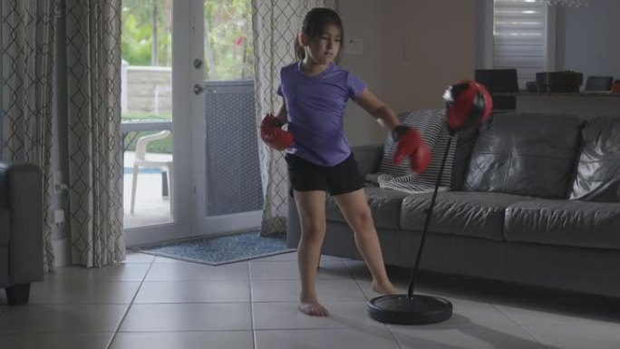 客厅里的小女孩跆拳道