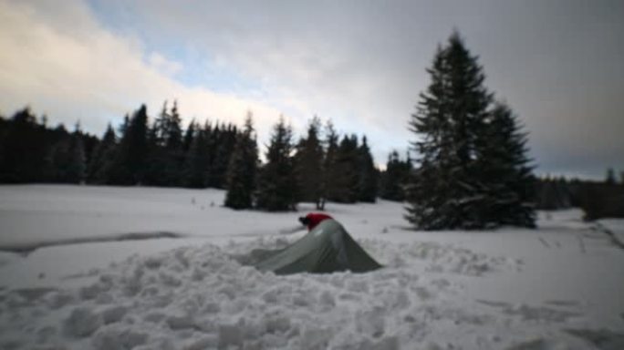游客在冬山露营时搭帐篷。在新型冠状病毒肺炎大流行的同时，在自然界中独自一人。精神卫生和生活平衡。