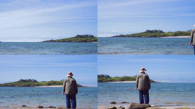 活跃的老人看海