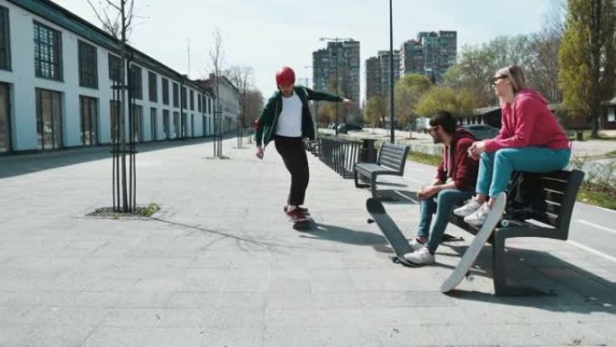滑板手在阳光明媚的日子在朋友面前展示技巧和跳跃-正常速度4k视频