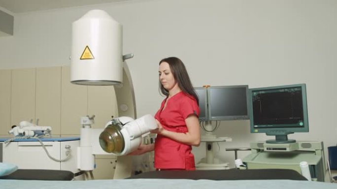 相当自信的专注的高加索女医生，穿着红色医服，在现代诊所用超声波碎石机工作。肾结石治疗理念