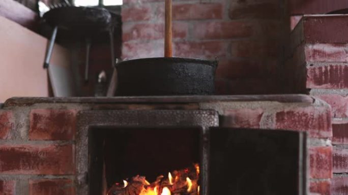 详细信息，在农村的木制火炉上的金属大锅中煮沸的goulas (牛肉和蔬菜) 炖煮。