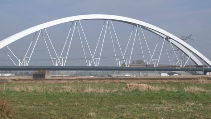 荷兰A1高速公路上的Zandhazen铁路桥梁，火车上行驶