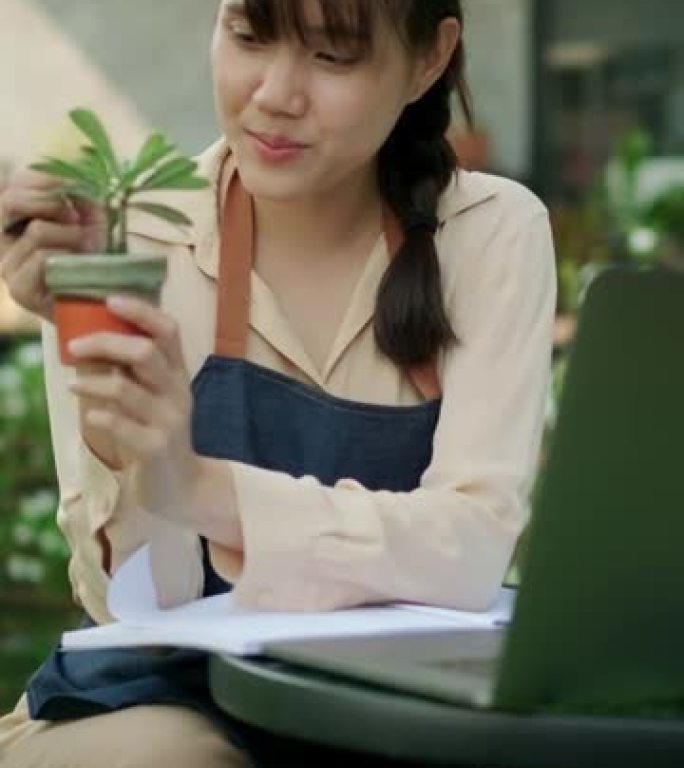 年轻女子花时间研究和记录关于仙人掌的书。