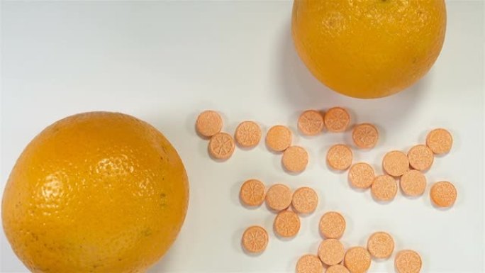 橘子水果和维生素药丸