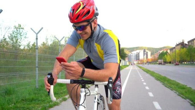 骑自行车的人使用手机