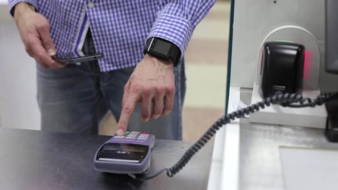 客户在智能手机上使用NFC非接触式支付技术为外卖产品付款。客户端使用手机通过银行终端支付。