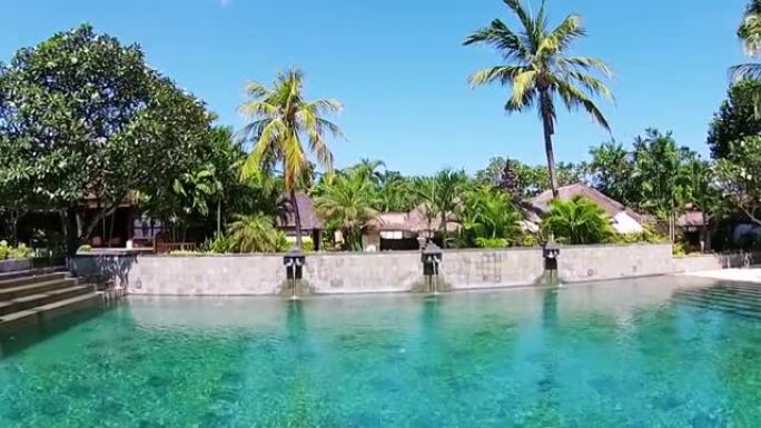 豪华酒店的鸟瞰图。莱克丝蓝色游泳池。印度尼西亚的大游泳池。绿色脉冲