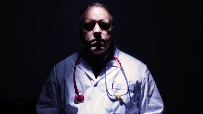 戴着口罩和手套的医生肖像在黑暗中看着相机，拿着下巴，他是一个英雄，就像护士医生病毒学家一样，与冠状病
