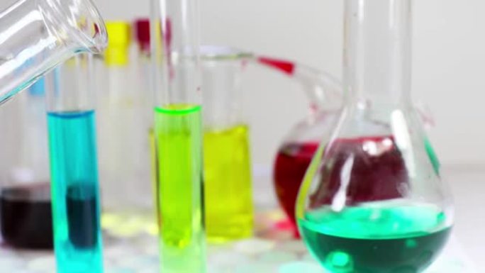 实验室化学液体元素和研究诊断，无菌表中的仪器和物体，玻璃器皿