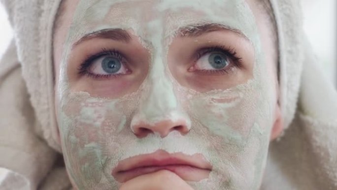 特写。美丽的女性等待化妆品carbo排毒粘土面具在她的脸上。美容护肤品