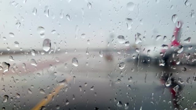 暴雨期间飞机在机场行驶的4k镜头