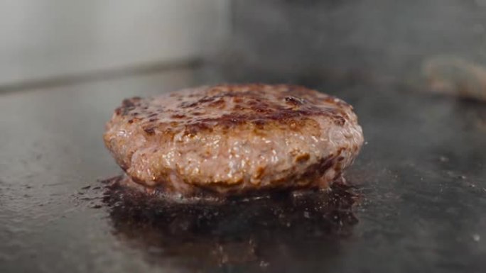 煮牛肉或猪肉饼做汉堡。厨房烧烤的肉