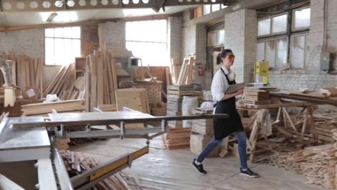 木匠妇女在自己的木工车间工作