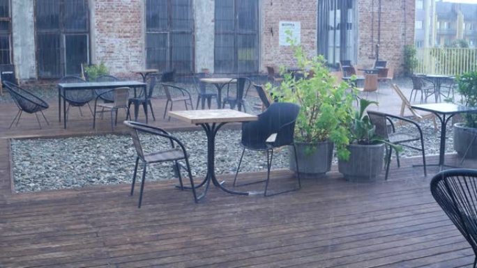 夏日雨中空空的咖啡馆