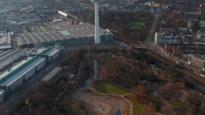 德国汉堡海因里希·赫兹电视塔和城市中心前的大型公园的空中展示