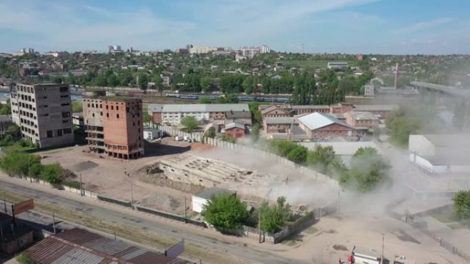 乌克兰哈尔科夫: 破坏后倒塌的旧谷物电梯大楼