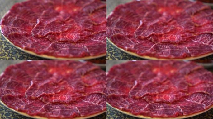 特写全盘切片红胖牛肉肉亚洲风味食品准备