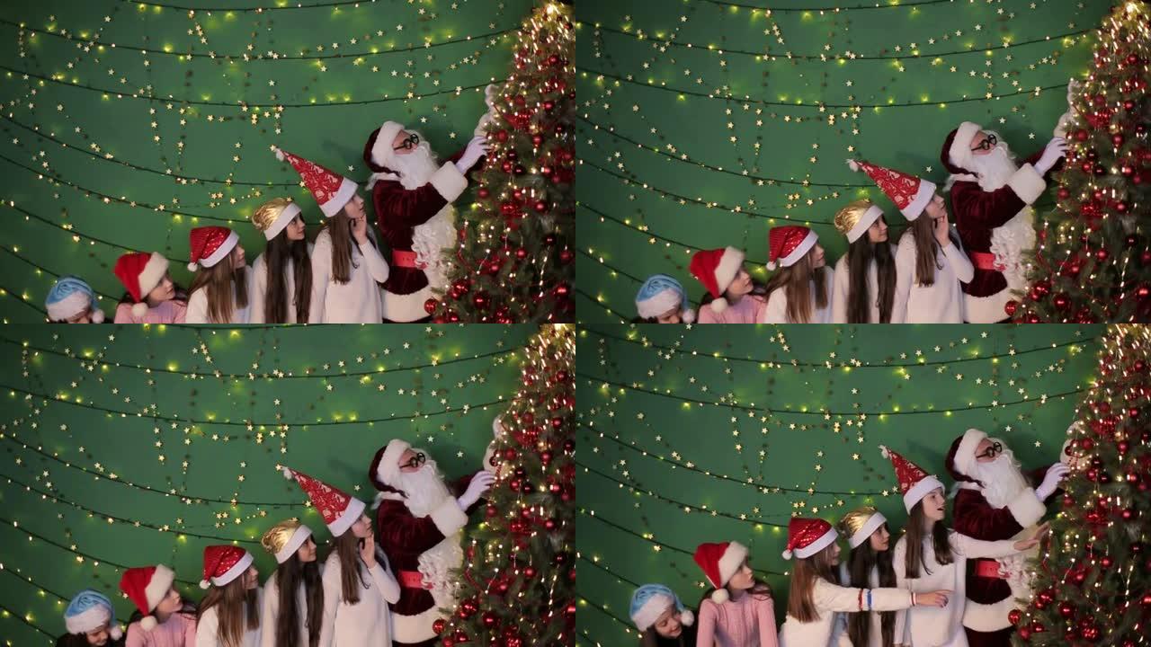 圣诞老人帮助装饰圣诞树。