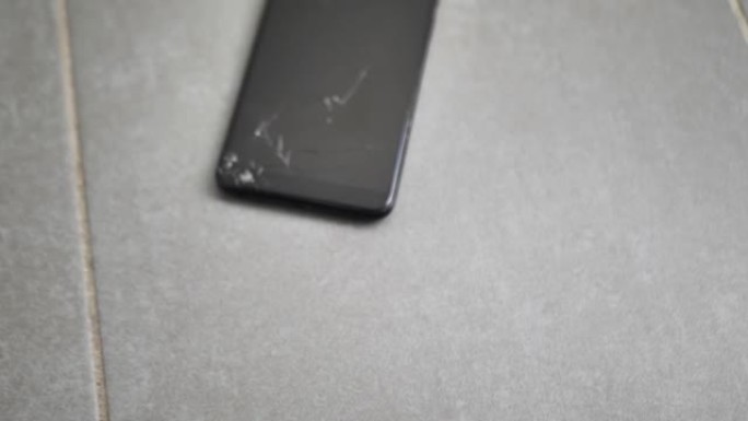 地上是一部屏幕坏了的手机