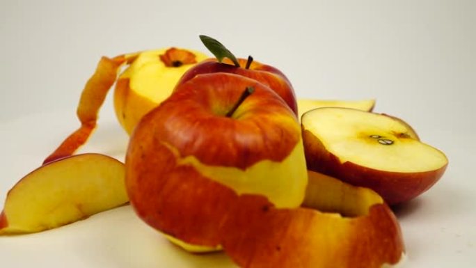 成熟的新鲜苹果，整个，部分去皮，切片和苹果皮，慢动作