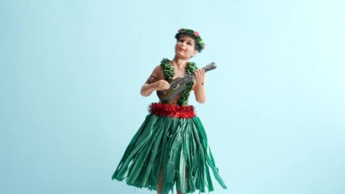 在浅蓝色背景下跳舞的夏威夷草裙舞男孩娃娃，没有音频