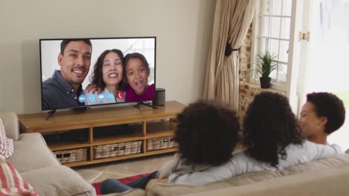 非裔美国人家庭坐在家里的沙发上在电视上播放视频通话