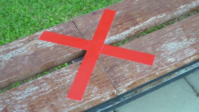 桌子，长凳上有红十字标志，不要坐。