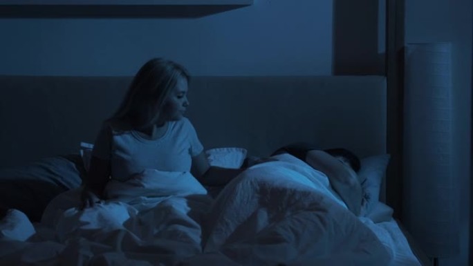 睡眠障碍妇女打扰打鼾丈夫床